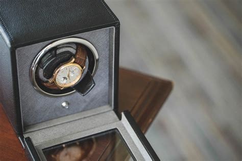 How to Use a Watch Winder 